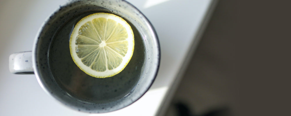 Mug of water with a slice of lemon floating in it